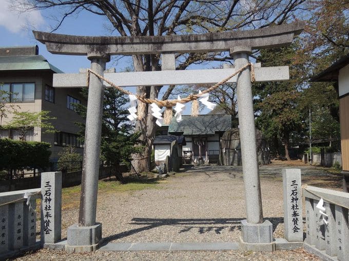 三ツ石神社